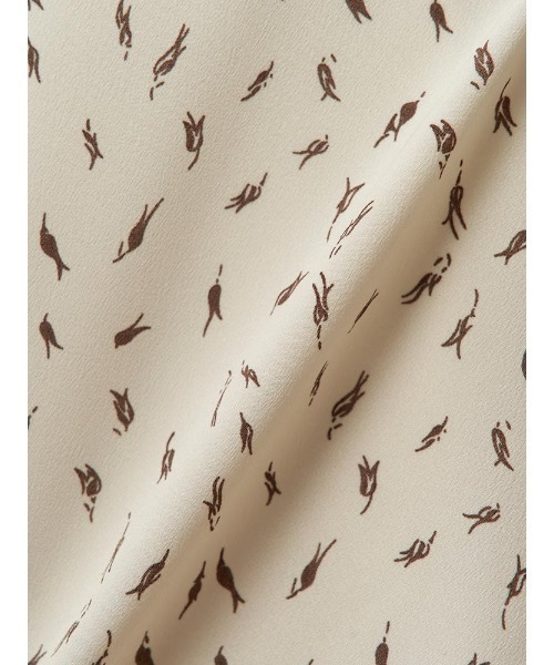 Perfect Suit FActory（パーフェクトスーツファクトリー）の「小花柄プリント　ボウタイブラウス　ベージュ/ホワイト（シャツ/ブラウス・レディース・ベージュ/オフホワイト・L/S/M）」の3枚目の写真