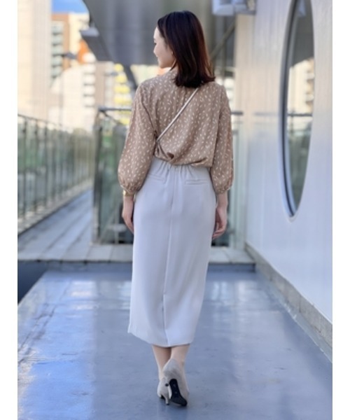 Perfect Suit FActory（パーフェクトスーツファクトリー）の「小花柄プリント　ボウタイブラウス　ベージュ/ホワイト（シャツ/ブラウス・レディース・ベージュ/オフホワイト・L/S/M）」の16枚目の写真