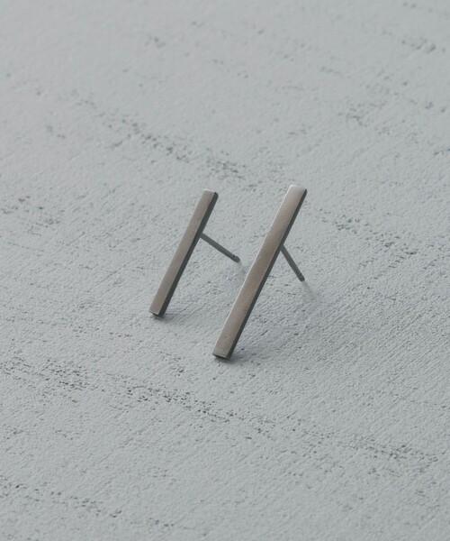 and cloud(アンドクラウド)の「Liner Asymmetry Pierce(ピアス(両耳用)・レディース・シルバー/ブラック・FREE)」の4枚目の写真