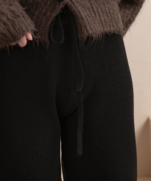 Amiur(エミレ)の「waffle knit easy pants / ワッフルニットイージーパンツ(その他パンツ・レディース・ベージュ/ブラック・FREE)」の2枚目の写真