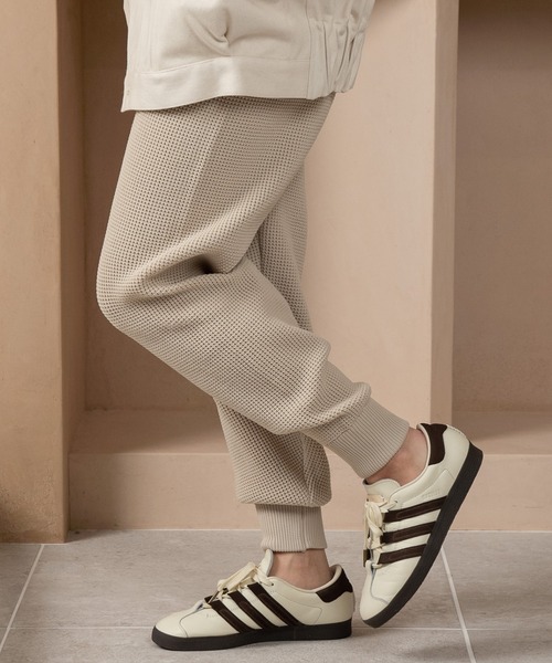 Amiur(エミレ)の「waffle knit easy pants / ワッフルニットイージーパンツ(その他パンツ・レディース・ベージュ/ブラック・FREE)」の3枚目の写真