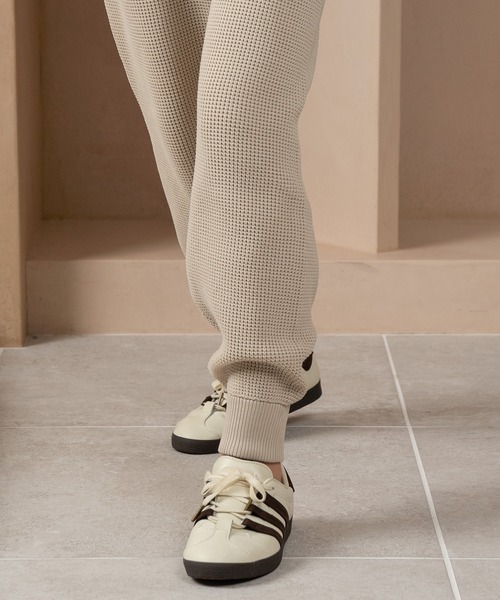 Amiur(エミレ)の「waffle knit easy pants / ワッフルニットイージーパンツ(その他パンツ・レディース・ベージュ/ブラック・FREE)」の4枚目の写真