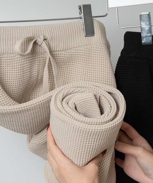 Amiur(エミレ)の「waffle knit easy pants / ワッフルニットイージーパンツ(その他パンツ・レディース・ベージュ/ブラック・FREE)」の8枚目の写真