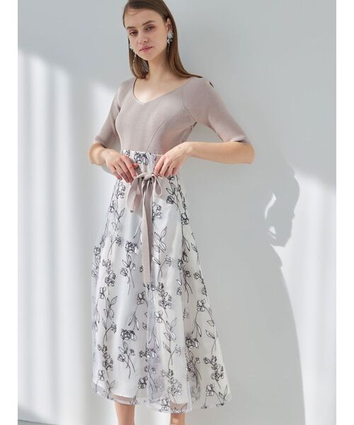 MERCURYDUO（マーキュリーデュオ）の「チュール刺繍カシュクールニットドッキングワンピース（ワンピース・レディース・ベージュ/チャコールグレー・SMALL/MEDIUM）」の3枚目の写真