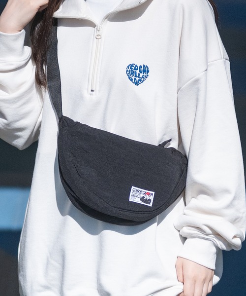 Red Cap Girl(レッドキャプガール)の「【1】〔Red Cap Girl/レッドキャップガール〕ピスタグ付き ミニナイロンバッグ(ボディバッグ/ウエストポーチ・メンズ・アイボリー/カーキ/ブラック/ブルー/グレー/ネイビー・FREE)」の2枚目の写真