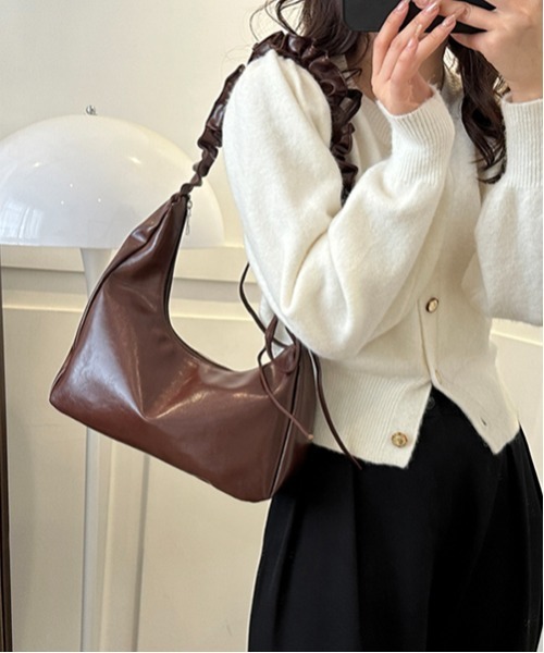 gossip！ロサンゼルス（ゴシップロサンゼルス）の「【新色追加】 シャーリングリボンレザーショルダーバッグ（ハンドバッグ・レディース・ホワイト/ブラック/シルバー/ブラウン/シャンパン/ブルー・FREE）」の4枚目の写真