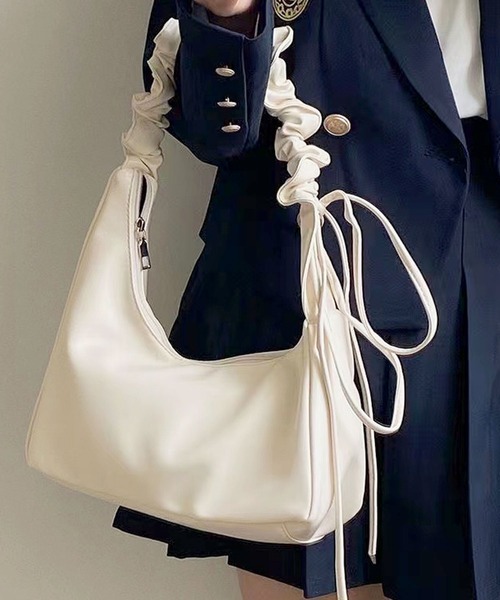 gossip！ロサンゼルス（ゴシップロサンゼルス）の「【新色追加】 シャーリングリボンレザーショルダーバッグ（ハンドバッグ・レディース・ホワイト/ブラック/シルバー/ブラウン/シャンパン/ブルー・FREE）」の2枚目の写真