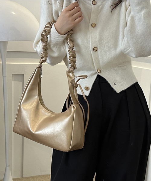 gossip！ロサンゼルス（ゴシップロサンゼルス）の「【新色追加】 シャーリングリボンレザーショルダーバッグ（ハンドバッグ・レディース・ホワイト/ブラック/シルバー/ブラウン/シャンパン/ブルー・FREE）」の6枚目の写真