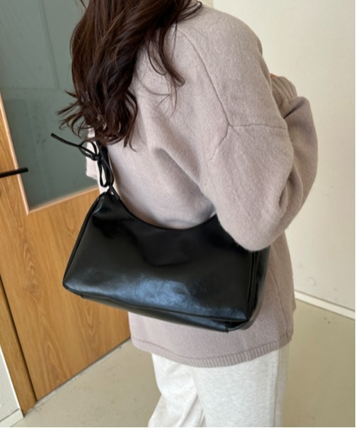 gossip！ロサンゼルス（ゴシップロサンゼルス）の「【新色追加】 シャーリングリボンレザーショルダーバッグ（ハンドバッグ・レディース・ホワイト/ブラック/シルバー/ブラウン/シャンパン/ブルー・FREE）」の12枚目の写真