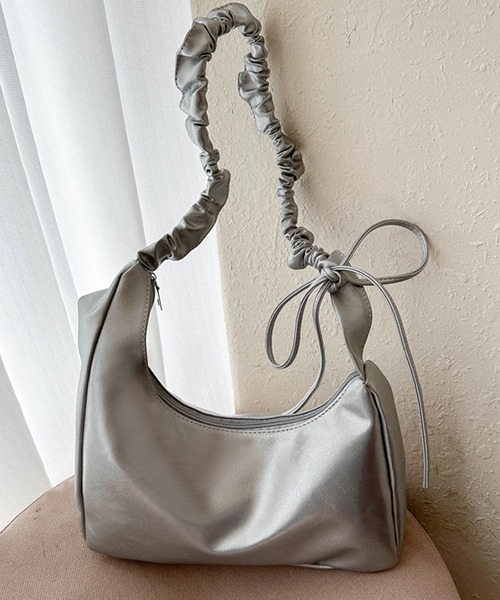 gossip！ロサンゼルス（ゴシップロサンゼルス）の「【新色追加】 シャーリングリボンレザーショルダーバッグ（ハンドバッグ・レディース・ホワイト/ブラック/シルバー/ブラウン/シャンパン/ブルー・FREE）」の14枚目の写真