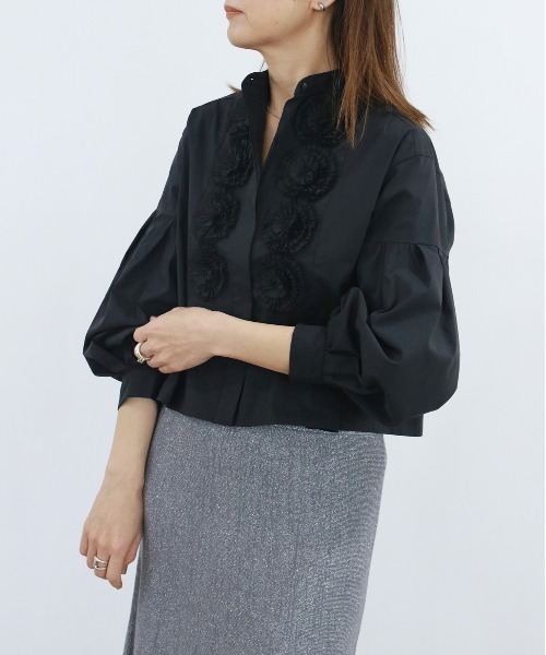 Marilyn Moon（マリリンムーン）の「ドラマティックタックモチーフブラウス（シャツ/ブラウス・レディース・アイボリー/ネイビー/ブラック/オフホワイト・FREE）」の3枚目の写真