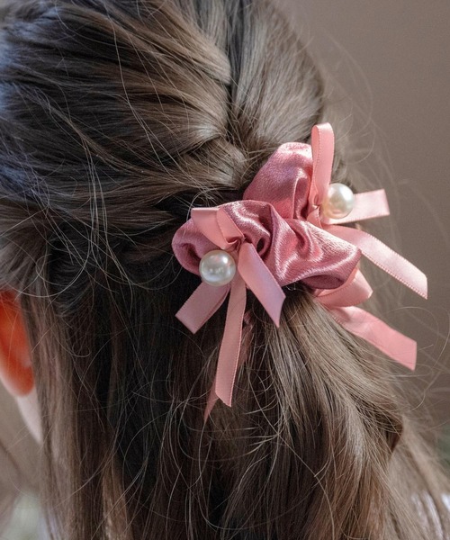 Catherine Cottage（キャサリンコテージ）の「【ZOZO限定】パールリボンサテンシュシュ（シュシュ・キッズ・ブラック/ピンク/ベージュ・FREE）」の3枚目の写真