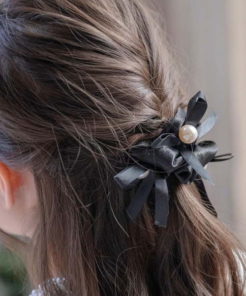 Catherine Cottage（キャサリンコテージ）の「【ZOZO限定】パールリボンサテンシュシュ（シュシュ・キッズ・ブラック/ピンク/ベージュ・FREE）」の2枚目の写真