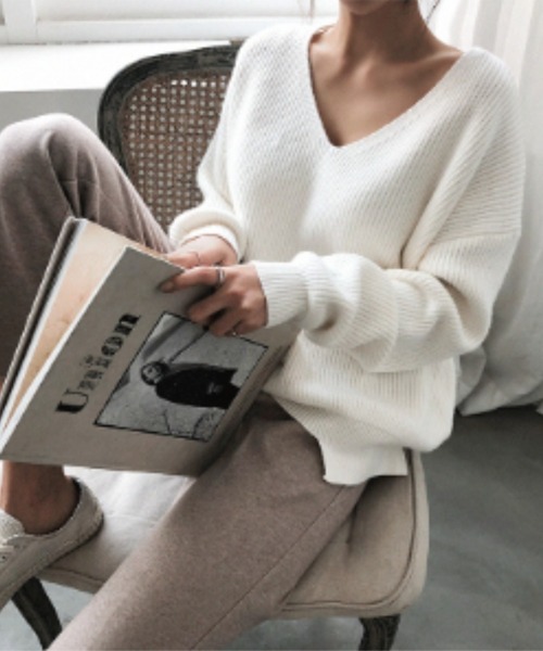 a lot of love（ア ロット オブ ラブ）の「ゆるめVネック ドロップショルダーニット（ニット/セーター・レディース・ブルー/オフホワイト・FREE）」の6枚目の写真