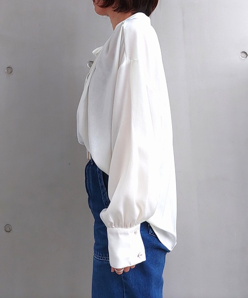 Q（キュー）の「2wayボリューム袖ブラウス（シャツ/ブラウス・レディース・ネイビー/ホワイト・MEDIUM）」の5枚目の写真