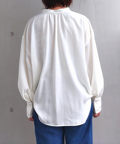 Q（キュー）の「2wayボリューム袖ブラウス（シャツ/ブラウス・レディース・ネイビー/ホワイト・MEDIUM）」の6枚目の写真