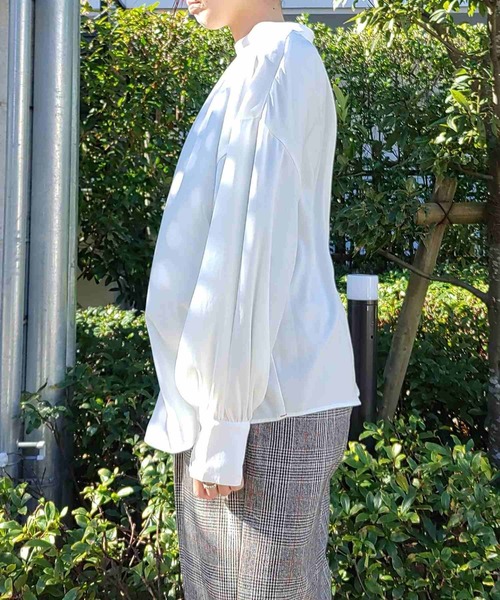 Q（キュー）の「2wayボリューム袖ブラウス（シャツ/ブラウス・レディース・ネイビー/ホワイト・MEDIUM）」の8枚目の写真