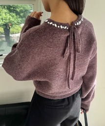 リボンブローチ付き襟ビジューニット