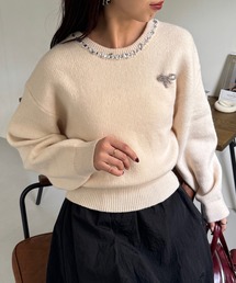 リボンブローチ付き襟ビジューニット