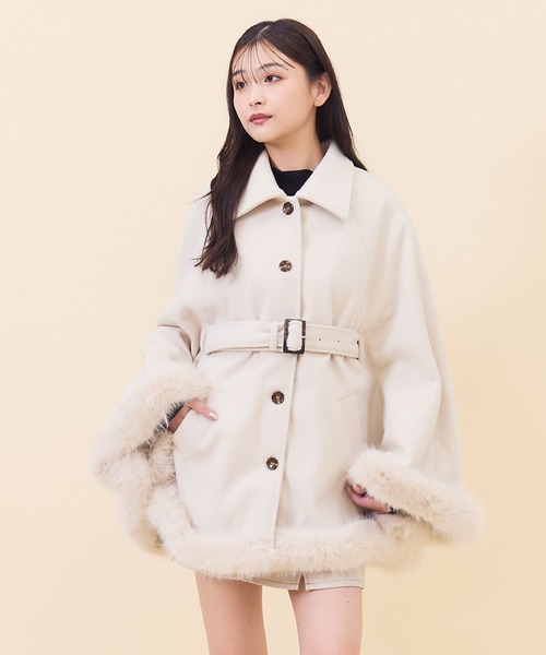 REDYAZEL(レディアゼル)の「ファーケープデザインコート(その他アウター・レディース・ベージュ/グレー/ブラック・FREE)」の3枚目の写真