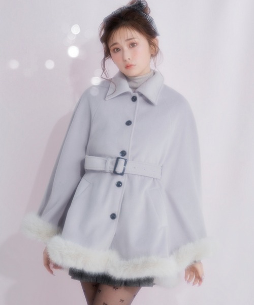 REDYAZEL(レディアゼル)の「ファーケープデザインコート(その他アウター・レディース・ベージュ/グレー/ブラック・FREE)」の2枚目の写真