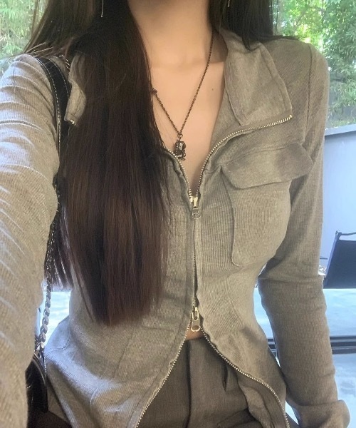 lilful（リルフル）の「ダブルジップ スリムライン フロントポケットデザイントップス（Tシャツ/カットソー・レディース・グレー・M/L）」の4枚目の写真