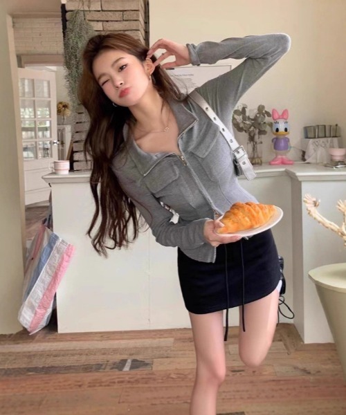 lilful（リルフル）の「ダブルジップ スリムライン フロントポケットデザイントップス（Tシャツ/カットソー・レディース・グレー・M/L）」の8枚目の写真