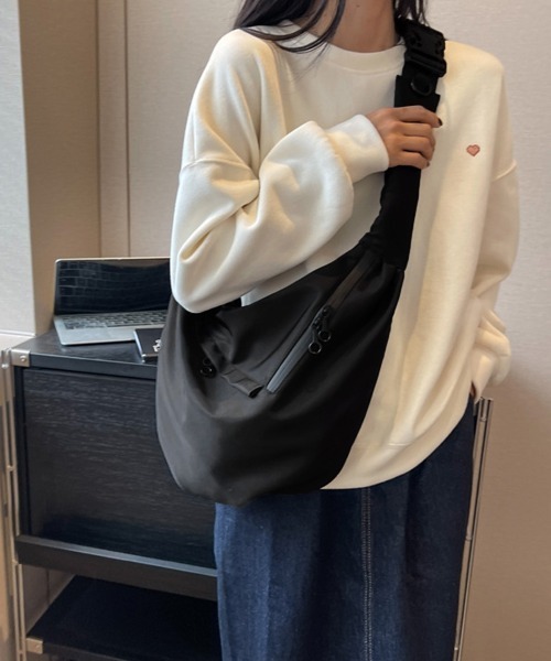 Miniministore(ミニミニストア)の「三日月型ショルダーバッグ大容量ナイロン鞄(ショルダーバッグ・レディース・ブラック・FREE)」の7枚目の写真
