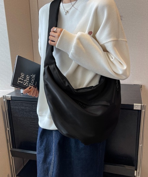Miniministore(ミニミニストア)の「三日月型ショルダーバッグ大容量ナイロン鞄(ショルダーバッグ・レディース・ブラック・FREE)」の8枚目の写真