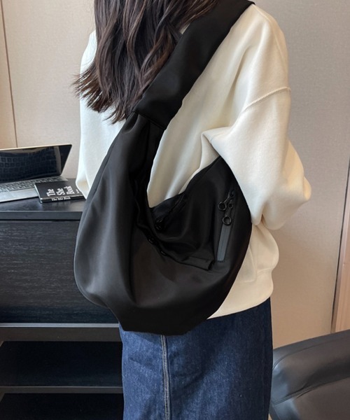 Miniministore(ミニミニストア)の「三日月型ショルダーバッグ大容量ナイロン鞄(ショルダーバッグ・レディース・ブラック・FREE)」の9枚目の写真