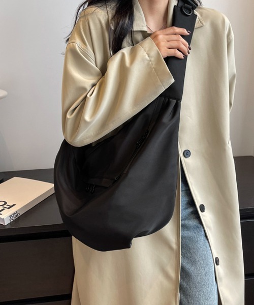 Miniministore(ミニミニストア)の「三日月型ショルダーバッグ大容量ナイロン鞄(ショルダーバッグ・レディース・ブラック・FREE)」の11枚目の写真