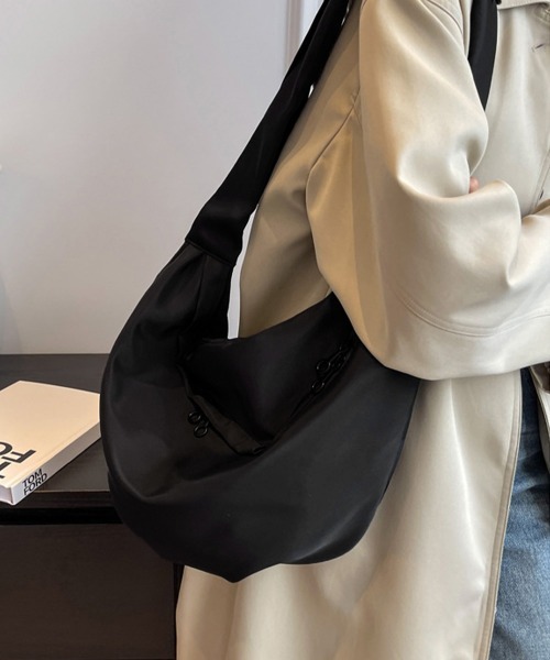 Miniministore(ミニミニストア)の「三日月型ショルダーバッグ大容量ナイロン鞄(ショルダーバッグ・レディース・ブラック・FREE)」の12枚目の写真