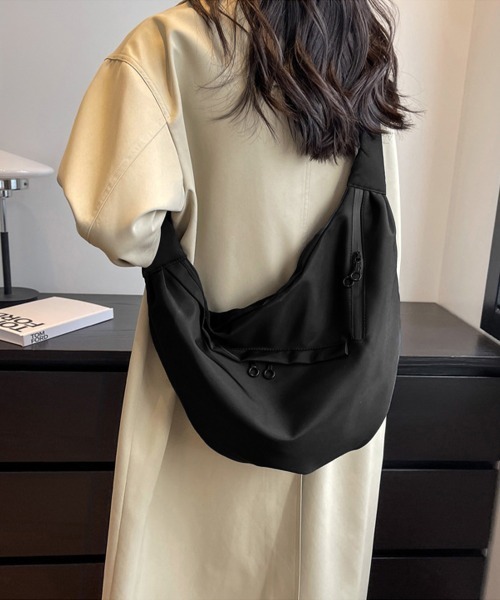 Miniministore(ミニミニストア)の「三日月型ショルダーバッグ大容量ナイロン鞄(ショルダーバッグ・レディース・ブラック・FREE)」の15枚目の写真