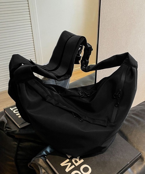 Miniministore(ミニミニストア)の「三日月型ショルダーバッグ大容量ナイロン鞄(ショルダーバッグ・レディース・ブラック・FREE)」の2枚目の写真