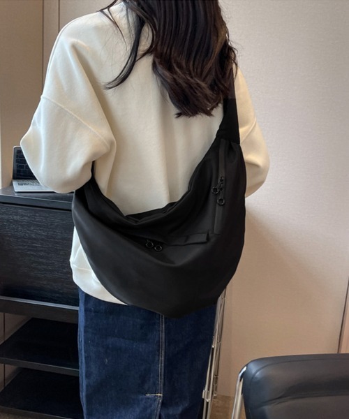 Miniministore(ミニミニストア)の「三日月型ショルダーバッグ大容量ナイロン鞄(ショルダーバッグ・レディース・ブラック・FREE)」の16枚目の写真