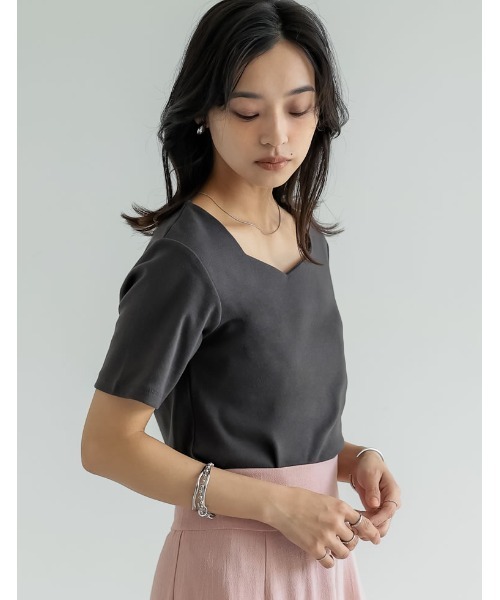 Re:EDIT（リエディ）の「[接触冷感]ペンタゴンネック半袖Tシャツ（Tシャツ/カットソー・レディース・ホワイト/チャコールグレー/ブラック・MEDIUM/LARGE）」の15枚目の写真