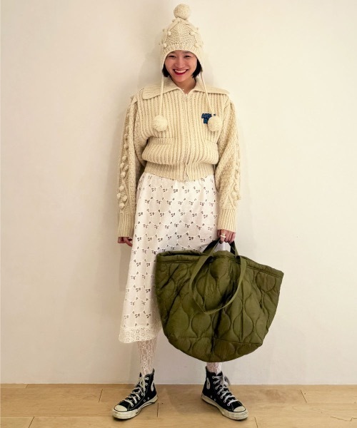 HOLIDAY(ホリデイ)の「WOOL PONPON EARMUFF KNIT CAP ウールポンポンイヤーマフニットキャップ(ニットキャップ/ビーニー・レディース・ホワイト/ブラウン・ONE SIZE)」の4枚目の写真