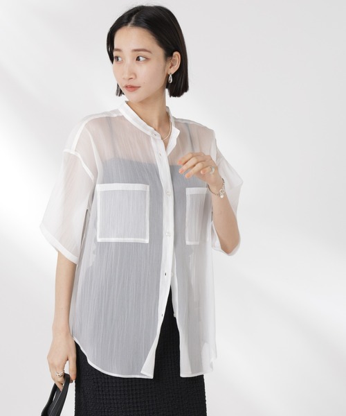 NANO universe（ナノユニバース）の「バンドカラーシアー半袖シャツ（シャツ/ブラウス・レディース・ホワイト/ネイビー/ブラウン・FREE）」の2枚目の写真