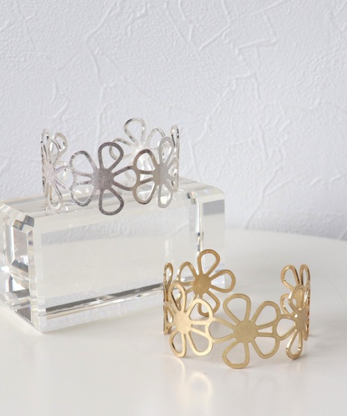 Three Four Time（ｽﾘｰﾌｫｰﾀｲﾑ）の「フラワーフレームバングル（バングル/リストバンド・レディース・シルバー/ゴールド・FREE）」の2枚目の写真