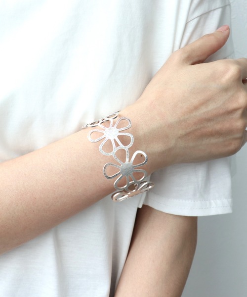 Three Four Time（ｽﾘｰﾌｫｰﾀｲﾑ）の「フラワーフレームバングル（バングル/リストバンド・レディース・シルバー/ゴールド・FREE）」の3枚目の写真