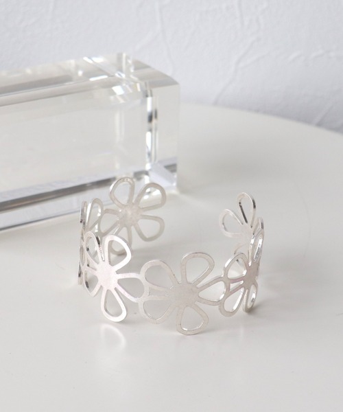 Three Four Time（ｽﾘｰﾌｫｰﾀｲﾑ）の「フラワーフレームバングル（バングル/リストバンド・レディース・シルバー/ゴールド・FREE）」の4枚目の写真