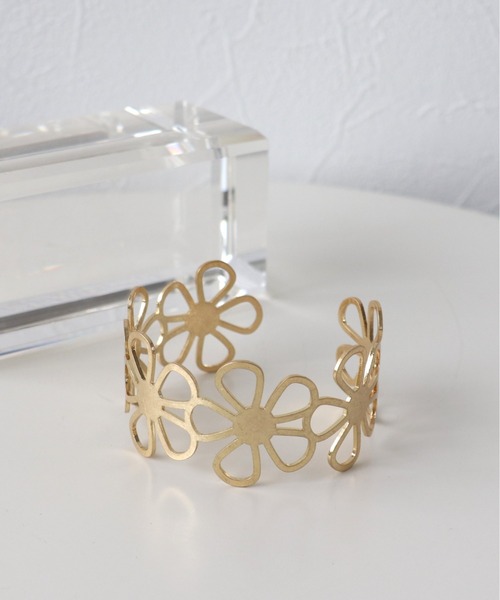 Three Four Time（ｽﾘｰﾌｫｰﾀｲﾑ）の「フラワーフレームバングル（バングル/リストバンド・レディース・シルバー/ゴールド・FREE）」の5枚目の写真