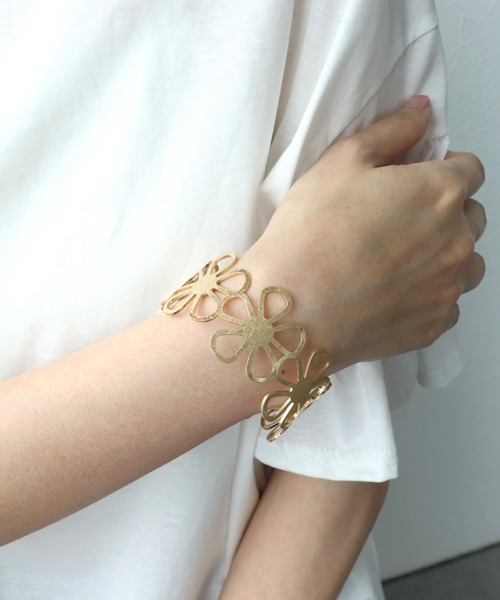 Three Four Time（ｽﾘｰﾌｫｰﾀｲﾑ）の「フラワーフレームバングル（バングル/リストバンド・レディース・シルバー/ゴールド・FREE）」の6枚目の写真