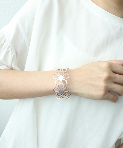 Three Four Time（ｽﾘｰﾌｫｰﾀｲﾑ）の「フラワーフレームバングル（バングル/リストバンド・レディース・シルバー/ゴールド・FREE）」の7枚目の写真
