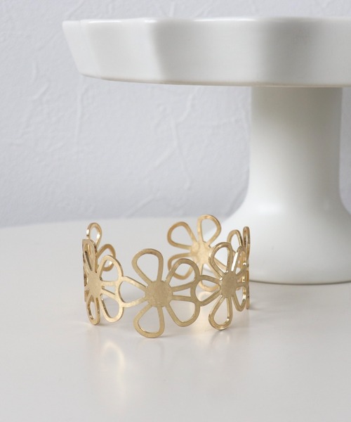 Three Four Time（ｽﾘｰﾌｫｰﾀｲﾑ）の「フラワーフレームバングル（バングル/リストバンド・レディース・シルバー/ゴールド・FREE）」の8枚目の写真