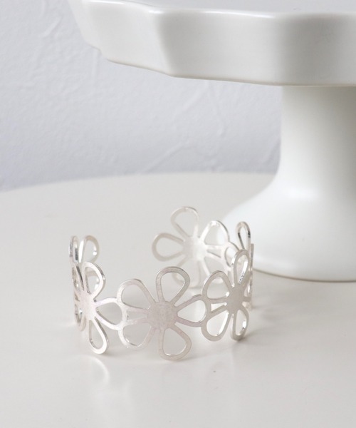 Three Four Time（ｽﾘｰﾌｫｰﾀｲﾑ）の「フラワーフレームバングル（バングル/リストバンド・レディース・シルバー/ゴールド・FREE）」の9枚目の写真