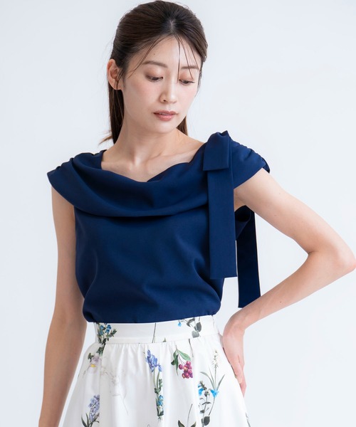 NOELA(ノエラ)の「ボートネックリボンブラウス(シャツ/ブラウス・レディース・オフホワイト/ネイビー/ブラック・フリー)」の5枚目の写真