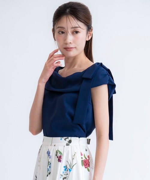 NOELA(ノエラ)の「ボートネックリボンブラウス(シャツ/ブラウス・レディース・オフホワイト/ネイビー/ブラック・フリー)」の6枚目の写真