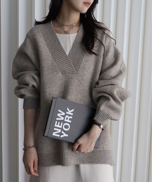 YENNA（イェンナ）の「【ふんわりもっちりボリュームニット】/ディープVネックニット / オーバー サイズニット（ニット/セーター・レディース・アイボリー/チャコールグレー/ブラウン/ベージュ/ブラック/ホワイト・FREE）」の6枚目の写真
