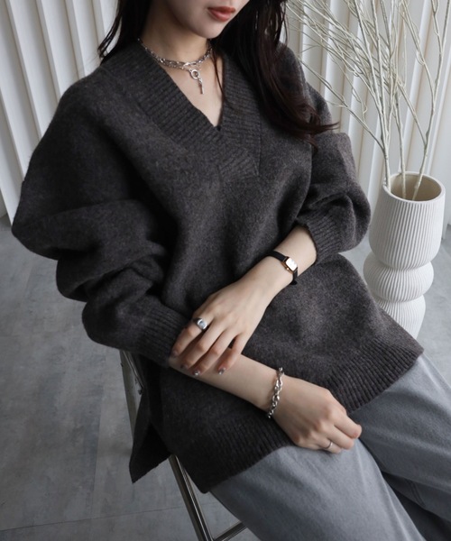 YENNA（イェンナ）の「【ふんわりもっちりボリュームニット】/ディープVネックニット / オーバー サイズニット（ニット/セーター・レディース・アイボリー/チャコールグレー/ブラウン/ベージュ/ブラック/ホワイト・FREE）」の5枚目の写真